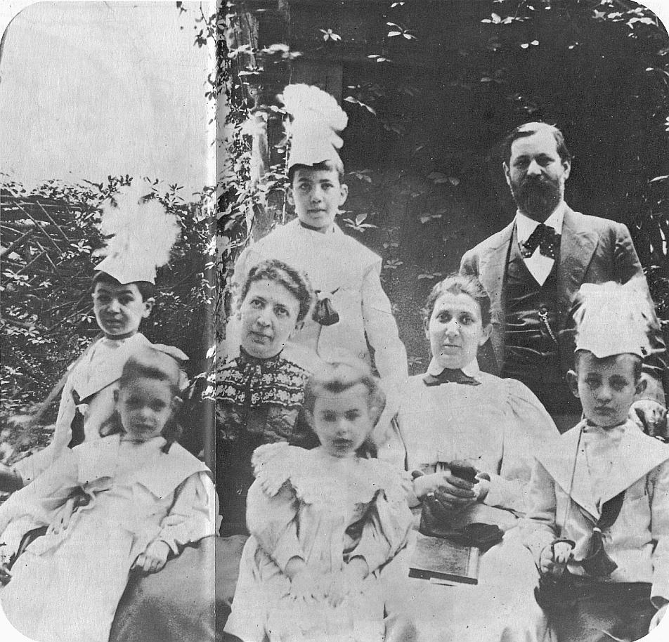Sigmund Freud and his family in 1898. Sophie Freud is the little girl on the left, when she was 5 years old. [Photo: Wikipedia]