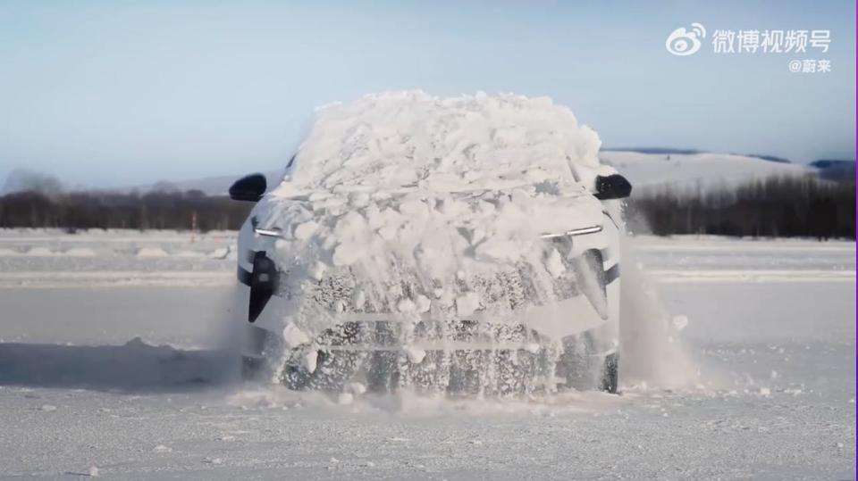 Camouflaged Nio ET9 shaking off snow