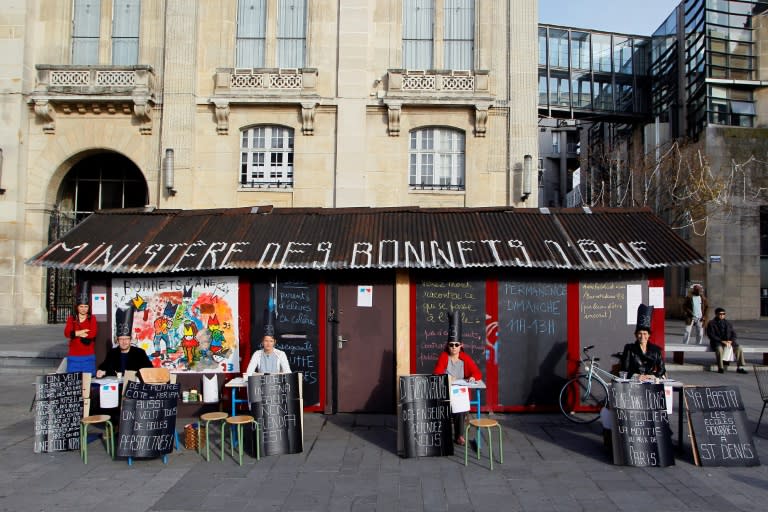 In 2014 pupils' parents calling themselves "the Dunce Hat Ministry" (Le Ministere des Bonnets d'Anes) staged a sit-in in Saint-Denis, north of Paris, to protest the lack of teachers and equipment in local schools