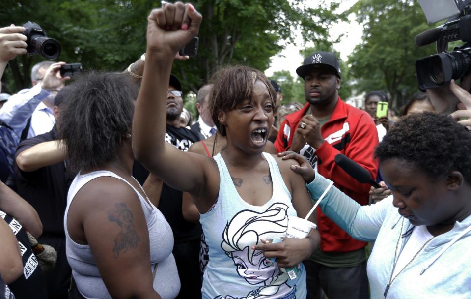 Police fatally shoot Philando Castile in Falcon Heights, Minn.