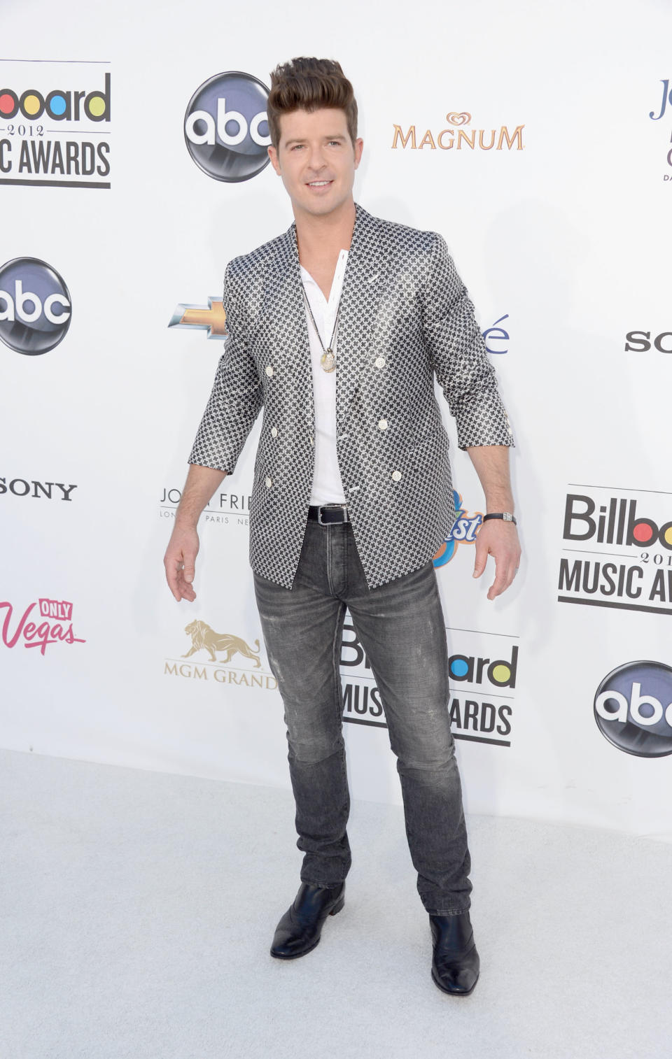 LAS VEGAS, NV - MAY 20: Singer Robin Thicke arrives at the 2012 Billboard Music Awards held at the MGM Grand Garden Arena on May 20, 2012 in Las Vegas, Nevada. (Photo by Frazer Harrison/Getty Images for ABC)