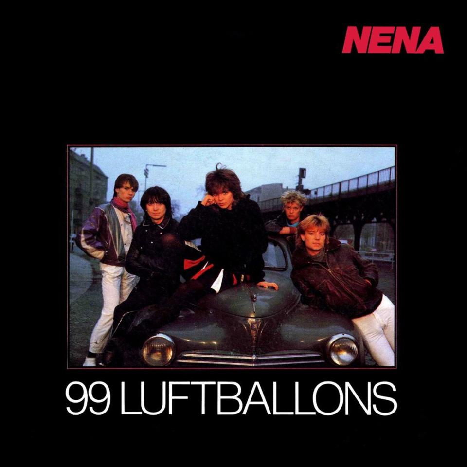 Der eine ganz große NDW-Erfolg, den auch heute jedes Kind kennt: 1983 veröffentlichte Nena mit Band den Song "99 Luftballons", der in Deutschland, Österreich, der Schweiz und England Platz eins in den Charts eroberte. Die englische Variante "99 Red Balloons" wurde auch in den USA zum Smash-Hit (Platz zwei). Insgesamt verkaufte sich die Single über eine Million Mal. (Bild: BMG Rights Management)