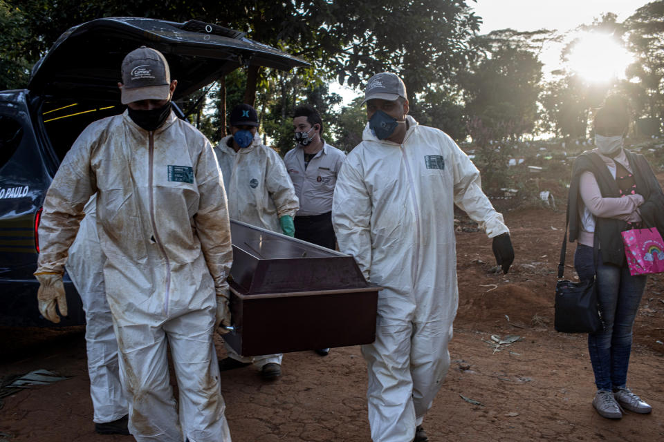 Sepultureros cargan el ataúd de una víctima de coronavirus antes de un entierro en el cementerio Vila Formosa en São Paulo, Brasil, el 28 de mayo de 2020. (Victor Moriyama/The New York Times)