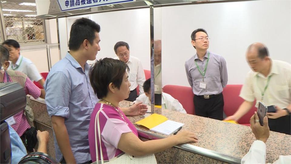 柯爸媽的乾女兒，前立委黃文玲，與前台南市長參選人林義豐突然現身中選會，說要幫柯文哲領表。
