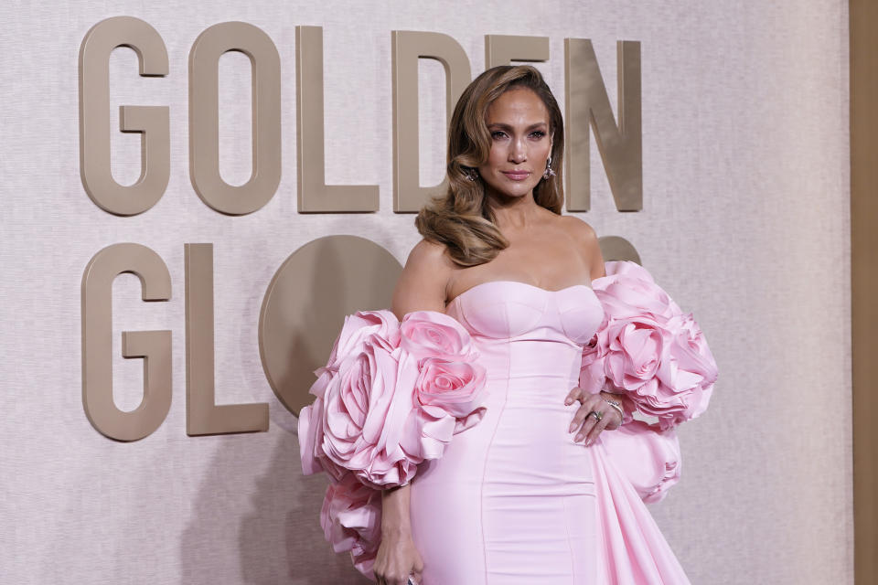 Jennifer Lopez llega a la 81a entrega de los Globos de Oro el domingo 7 de enero de 2024, en el Hotel Beverly Hilton en Beverly Hills, California. (Foto Jordan Strauss/Invision/AP)
