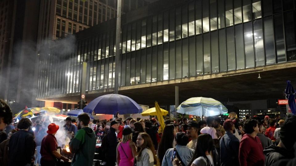 Apoiadores de Lula reunidos na avenida Paulista