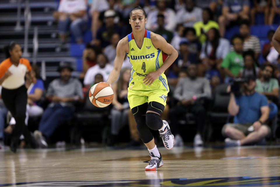 Skylar Diggins-Smith met with Mavericks owner Mark Cuban shortly after she called out the massive pay gap between the NBA and the WNBA. (AP Photo/Tony Gutierrez)