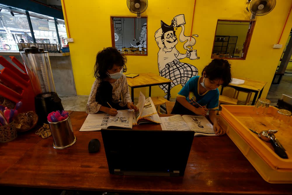 Teo said that the government found out last April that 36.9 per cent of students nationwide did not have electronic devices needed for online learning. — Picture by Sayuti Zainudin