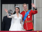 … und schließlich die Märchenhochzeit mit seiner Liebsten in schicker Paradeuniform. Das britische Volk wusste, was es an seinem stets freundlich lächelnden und adrett gekleideten Prinzen hatte. (Bild Copyright: Getty Images/WireImage/George Pimentel)