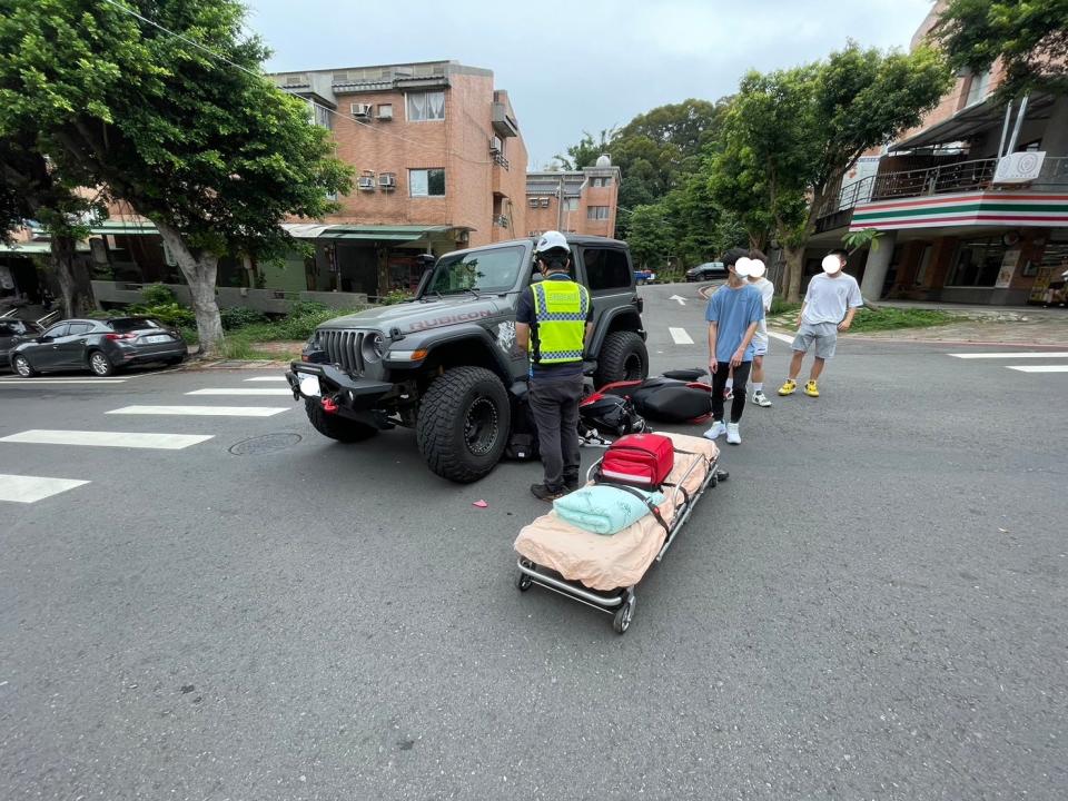 <strong>女騎士躺坐地上右膝肢體擦傷、下嘴唇撕裂傷。（圖／民眾提供）</strong>