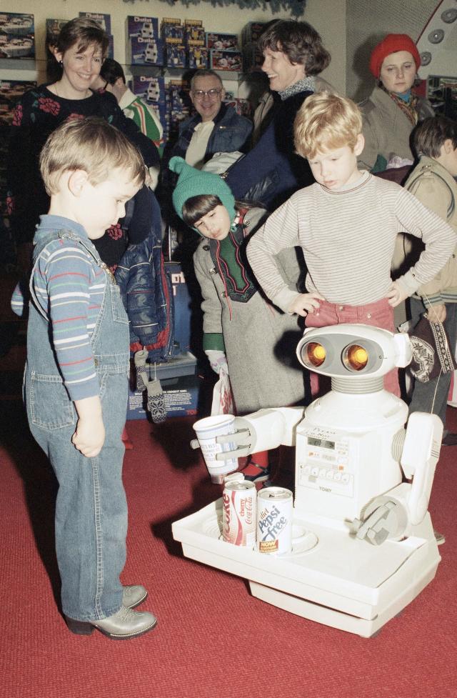 FAO Schwarz toy store in New York City closed yesterday after 145 years.  Here it is in 1973. : r/pics