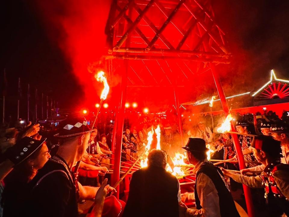 「火把節」是雲南少數民族的重要傳統，用潑水與火把祈求新的一年風調雨順。圖：觀旅局提供