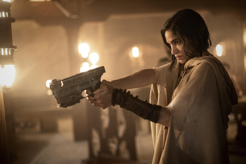 En esta imagen proporcionada por Netflix, Sofia Boutella en una escena de "Rebel Moon: Part One - A Child of Fire". (Clay Enos/Netflix vía AP)