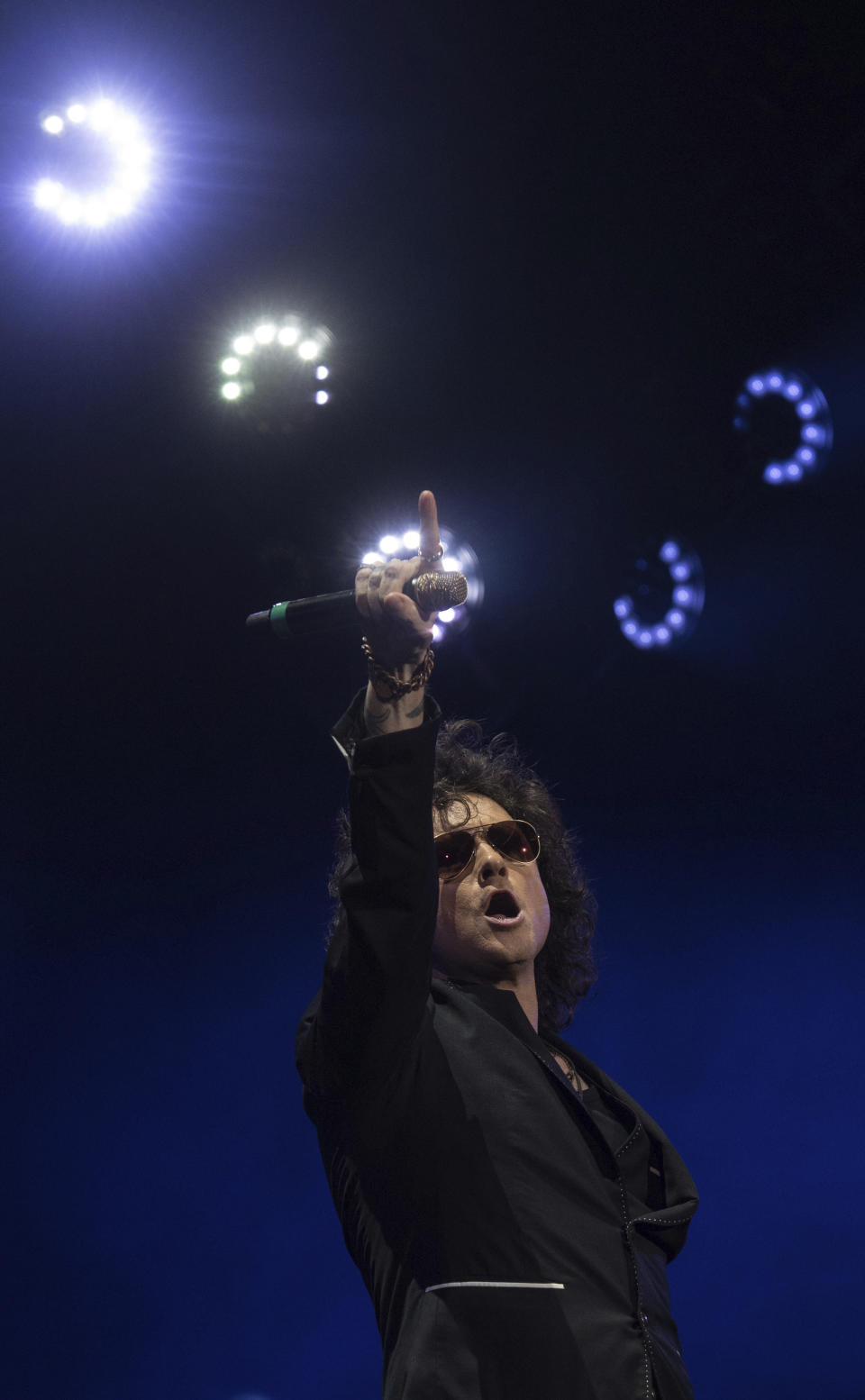 ARCHIVO - El cantante Enrique Bunbury durante su presentación en el festival Vive Latino en la Ciudad de México el 17 de marzo de 2019. Bunbury lanzó su sencillo "Invulnerables" el 24 de febrero de 2023. (Foto AP/Christian Palma, archivo)