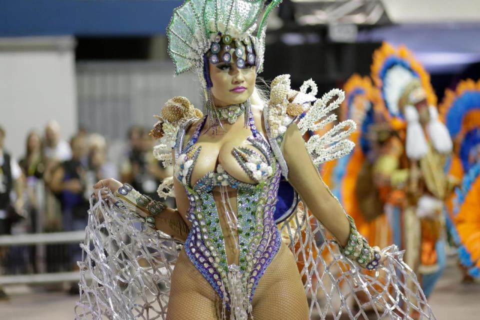 Ellen Rocche atraiu todos os olhares durante o desfile da Rosas de Ouro no Carnaval paulistano. (Foto: Futura Press)