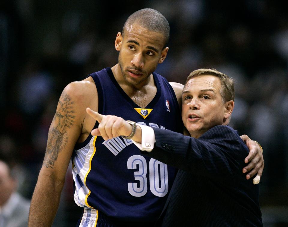 Memphis Grizzlies' head coach Mike Fratello, right, talks with Dahntay Jones during the second quarter of the game against the Los Angeles Clippers at the Staples Center in Los Angeles Wednesday, Nov. 29, 2006.