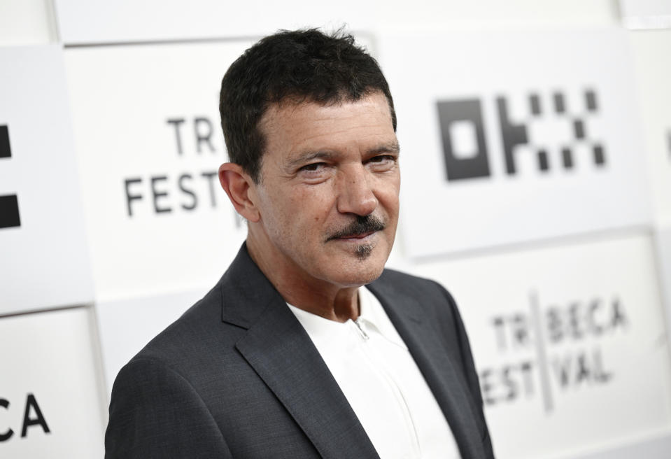 ARCHIVO - Antonio Banderas en el estreno de “Competencia oficial” en el Festival de Tribeca el martes 14 de junio de 2022 en Nueva York. Andrew Lloyd Webber y Banderas anunciaron el 27 de junio de 2022 que se asociaron para producir de teatro en español a través de la empresa Amigos Para Siempre. (Foto Evan Agostini/Invision/AP)