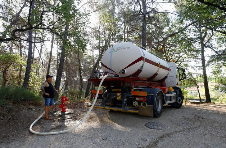 Daniel Martel llena el depósito de su camión con agua para abastecer a los pueblos de la zona, en medio de una sequía histórica que golpea a Francia, en Fayence