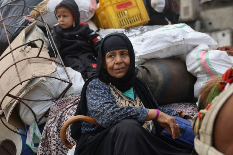 Una familia palestina evacuada del área de la ciudad de Jabaliya, en el norte de la Franja de Gaza, llega a Ciudad de Gaza el 6 de octubre de 2024 (Omar al Qattaa)