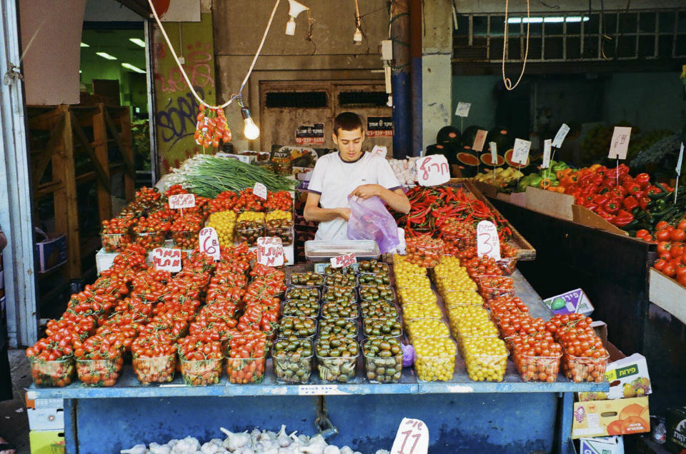 Mercado de productos agrícolas en Tel Aviv. (Giorgos Diakos Lomnios/Koukoumi Hotel vía The New York Times).