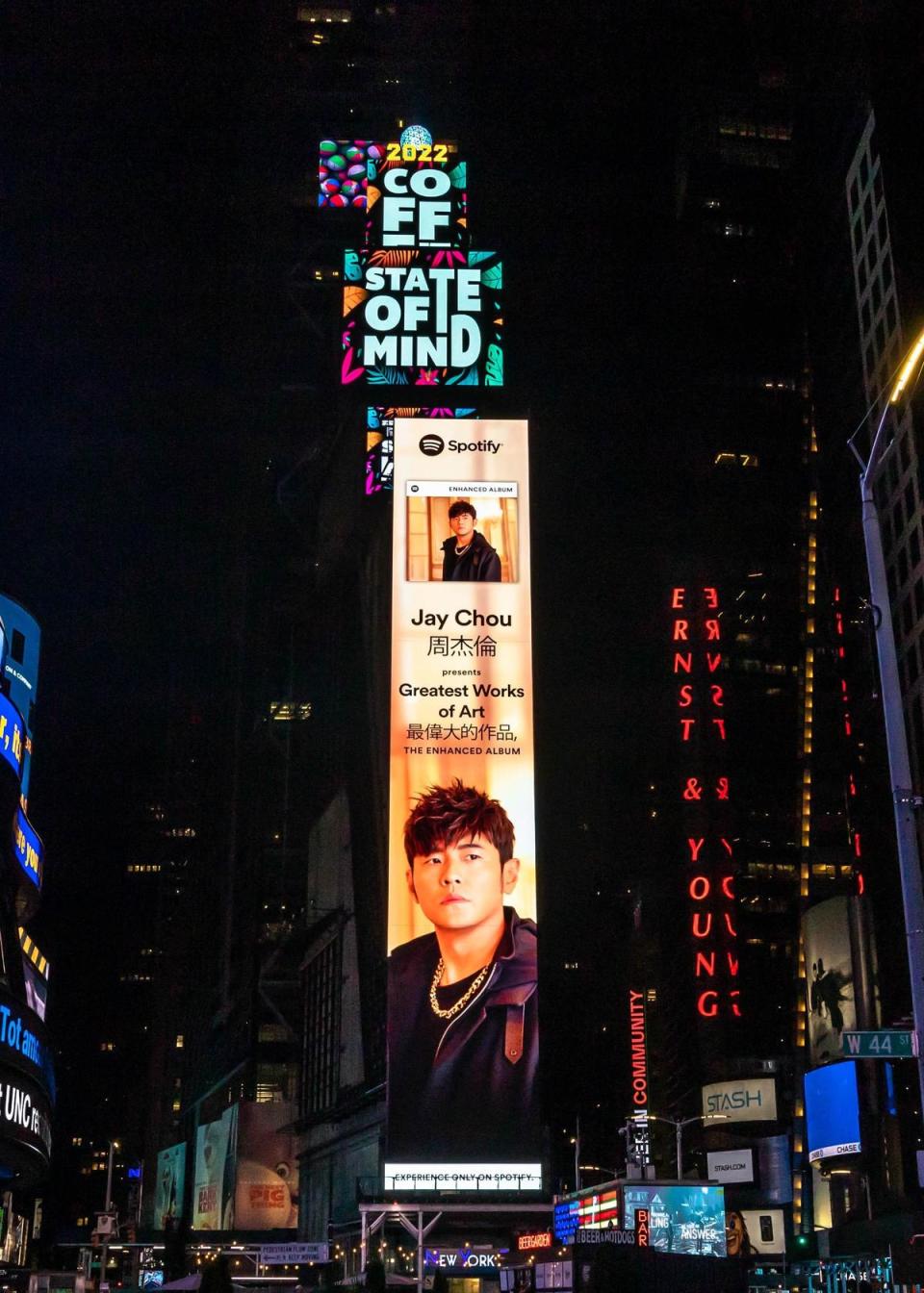 周杰倫出現在紐約時代廣場Times Square 25層樓高的巨幕。（JVR提供）