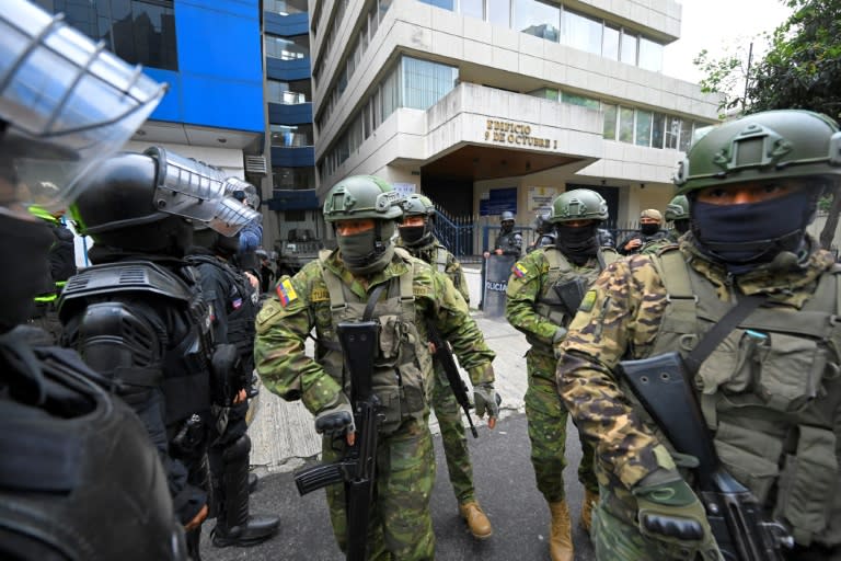 Militares y policías desplegados durante la salida del exvicepresidente ecuatoriano Jorge Glas de la fiscalía en Quito, el 6 de abril de 2024. (Rodrigo BUENDIA)