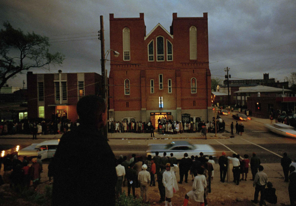 <p>The exterior of Ebenezer Baptist Church, where crowds came to pay respects to a fallen leader. (Photo: Charles Tasnadi/AP) </p>