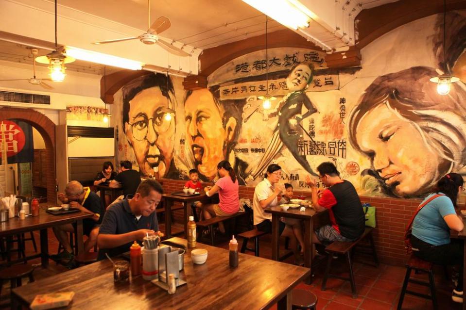郭家肉粽的店內用餐空間寬敞，走復古懷舊風。