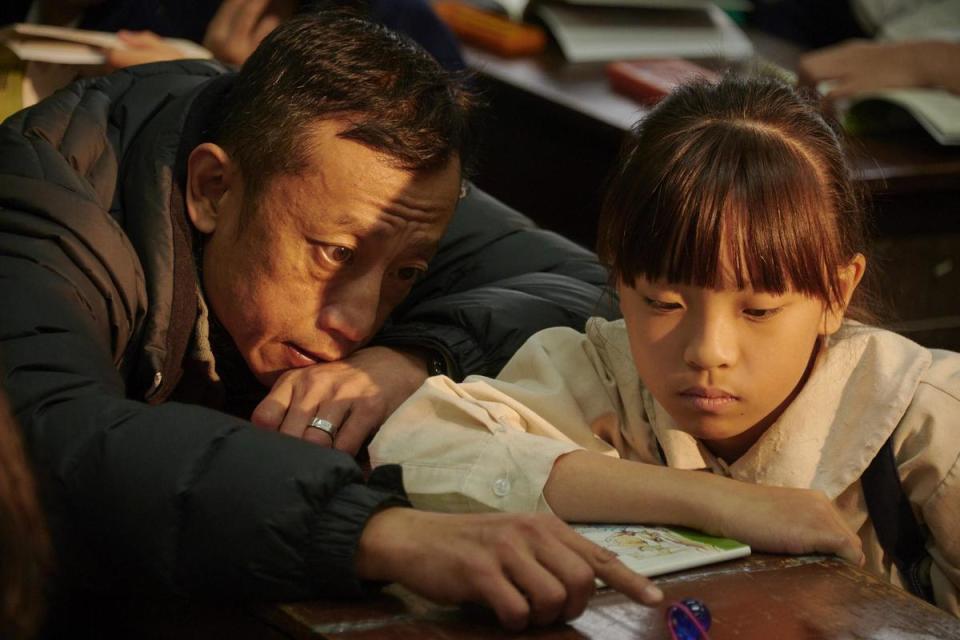 楊雅喆（左）透過2個月訓練選出劇中國小生演員，表現自然令人驚豔。（公視、myVideo提供）