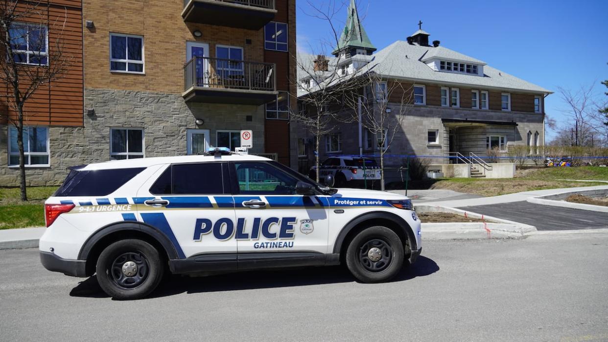 Gatineau police are investigating a stabbing at a retirement home in the Lac-Beauchamp district on Monday. (Simon Lasalle/Radio-Canada - image credit)