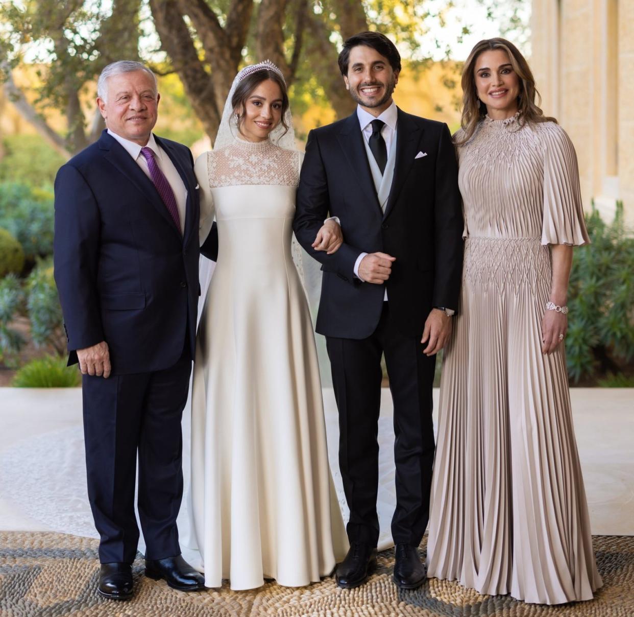 Queen Rania of Jordan (R)