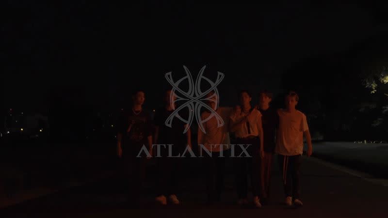 《滿腦子都是壞壞》MV最後一幕，出現「亞特蘭提斯」並肩走在一起的畫面。（圖／翻攝自亞特蘭提斯YouTube頻道）