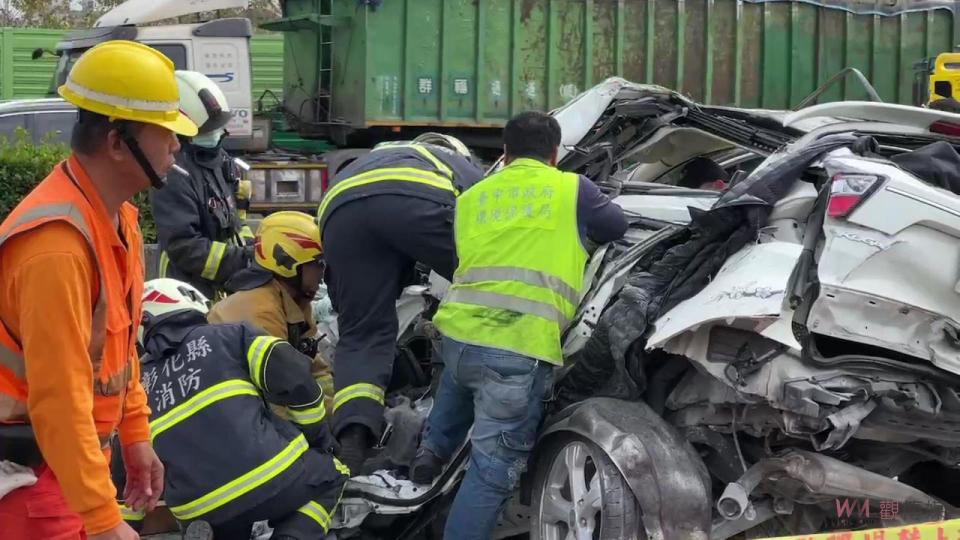 ▲國道中山高速公路南下彰化路段發生7輛大小車追撞車禍，造成1死1傷，現場零件掉落滿地，場面混亂。（記者陳雅芳攝）