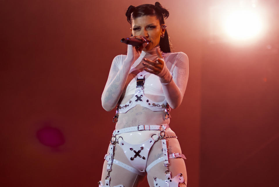 La cantante Cazzu durante su presentación en el festival Coca-Cola Flow Fest en la Ciudad de México el 26 de noviembre de 2022. (Foto AP/Alejandro Godínez)