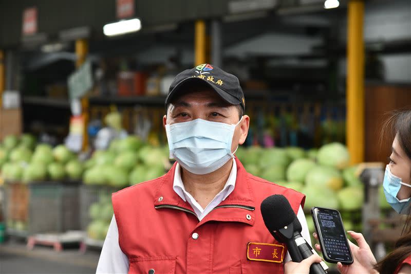 新北市長侯友宜21日到三重果菜市場視察果菜市場清消情形（圖/新北市政府提供）