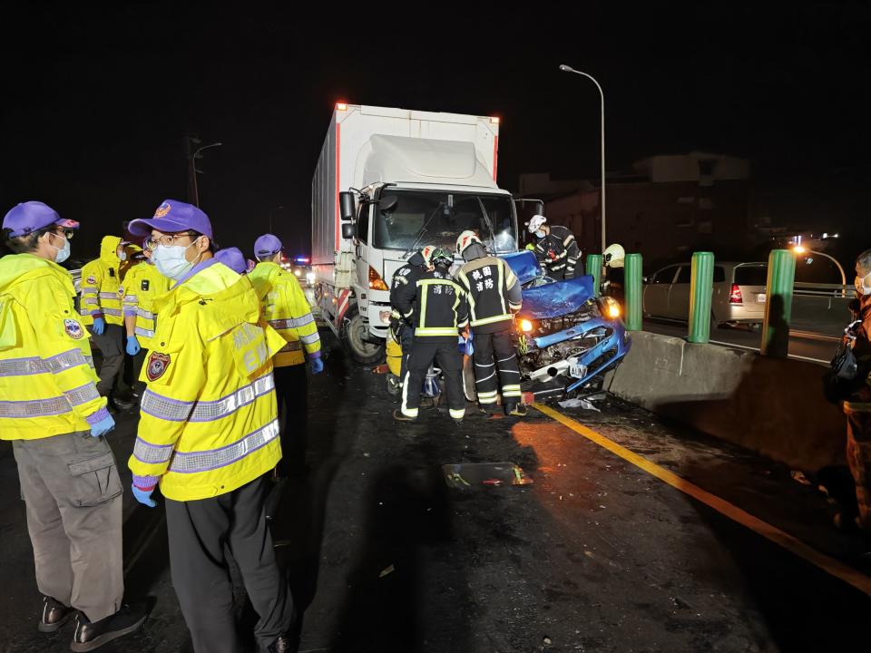 <strong>警消試著破壞車體救出受困傷者。（圖／翻攝畫面）</strong>