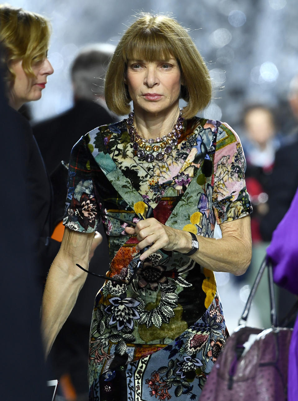 <p>Die Chefredakteurin der amerikanischen “Vogue”, Anna Wintour, beweist bei der Dior Show in einem extravaganten Patchwork-Kleid, warum sie die mächtigste Frau in der Modebranche ist. (Bild: Getty Images) </p>