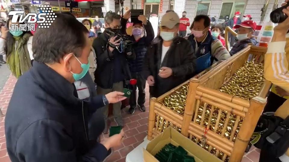 不少民眾都想要領取紫南宮發放的錢母。（圖／TVBS）