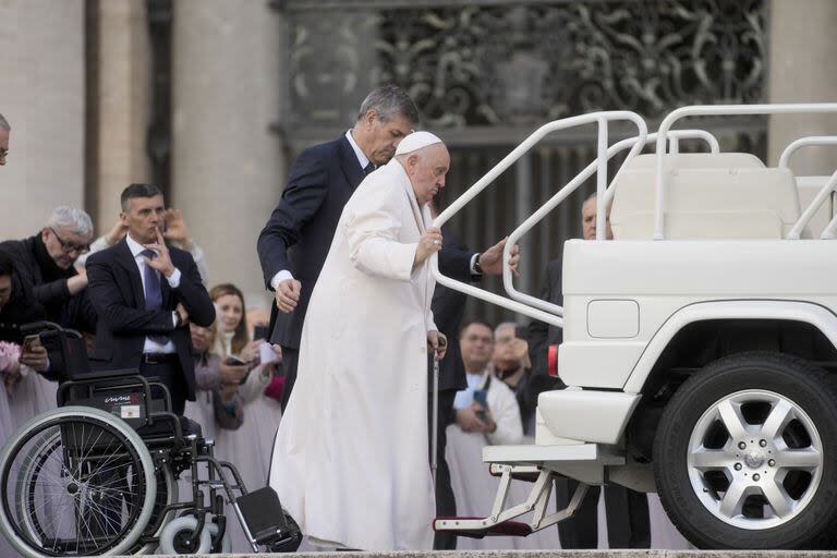 El papa Francisco, en su intento por subir al papamóvil en la Plaza San Pedro. (AP/Gregorio Borgia)