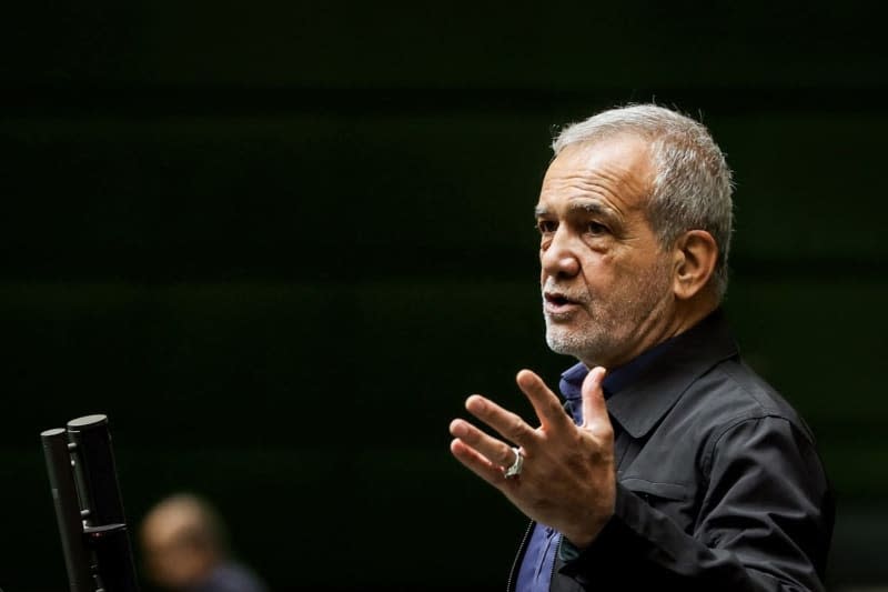 Newly elected Iranian President Massud Peseschkian speaks during a public session of parliament. Icana News Agency/ZUMA Press Wire/dpa