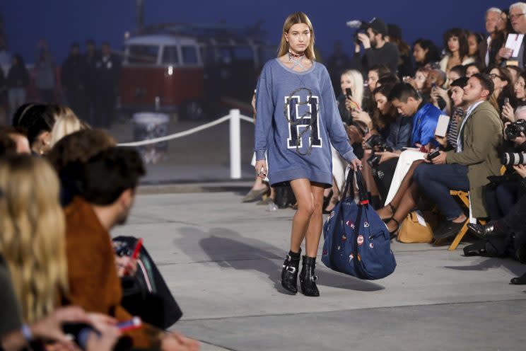 Hailey Baldwin mit Weekender bei einer Fashion-Show von Tommy Hilfiger. (Bild: AP Photo)