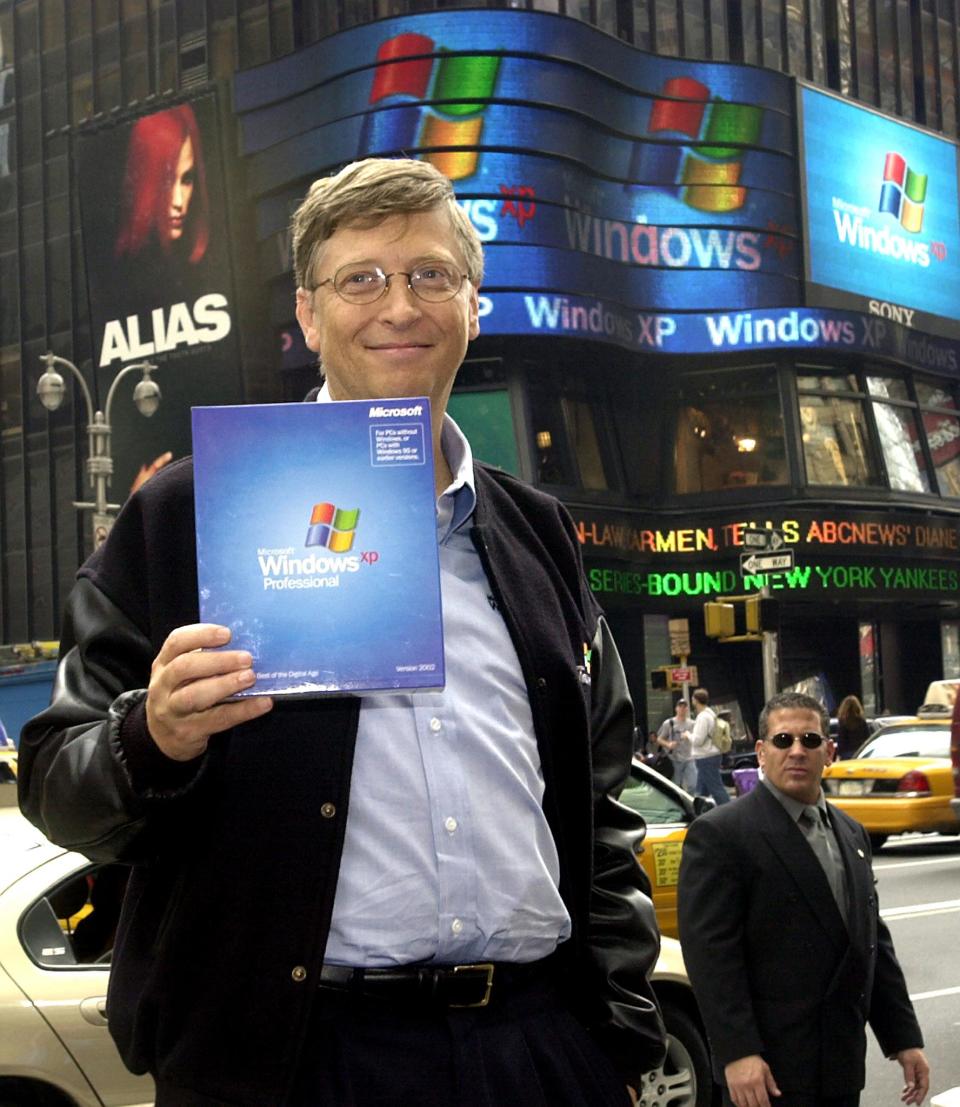 (FILE) Foto arsip ini memperlihatkan Ketua Microsoft Bill Gates memegang salinan sistem operasi Windows XP baru sambil berpose untuk foto di Times Square, New York, selama peluncuran Windows XP pada 25 Oktober 2001 di New York. Microsoft dan Departemen Kehakiman AS telah menyetujui kerangka kerja penyelesaian kasus antimonopoli pemerintah terhadap raksasa perangkat lunak tersebut, dengan hakim Federal memerintahkan negosiasi untuk diselesaikan paling lambat 02 November 2001. FOTO AFP Henny Ray ABRAMS (Foto oleh HENNY RAY ABRAMS / AFP) (Foto oleh HENNY RAY ABRAMS/AFP via Getty Images)