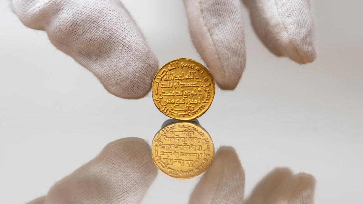 A picture of the 723 Umayyad gold dinar