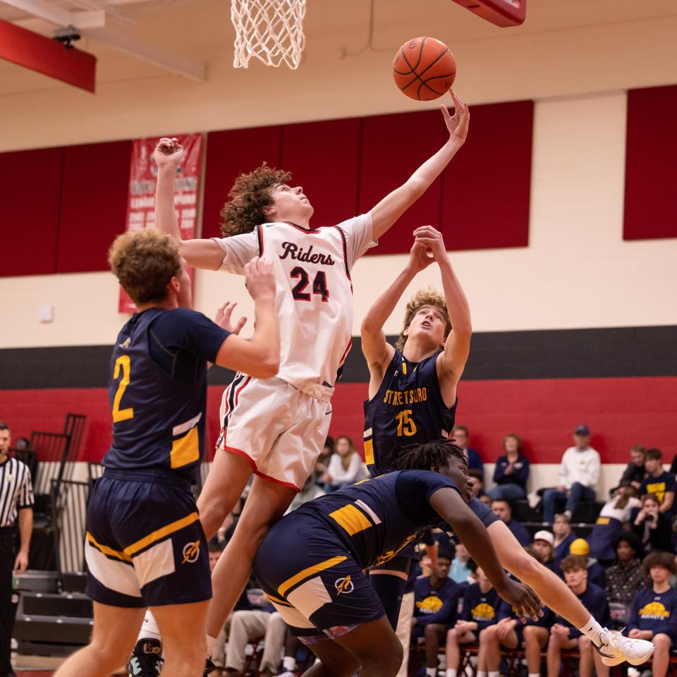 Roosevelt's Ryan Slocum puts up a shot under the basket last season against Streetsboro.