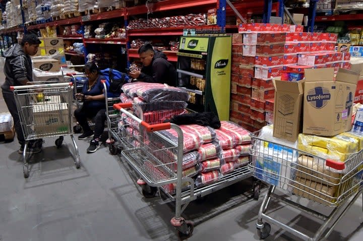 Tours de compras chilenos cruzan a la Argentina por alimentos, bienes de tocador y combustible