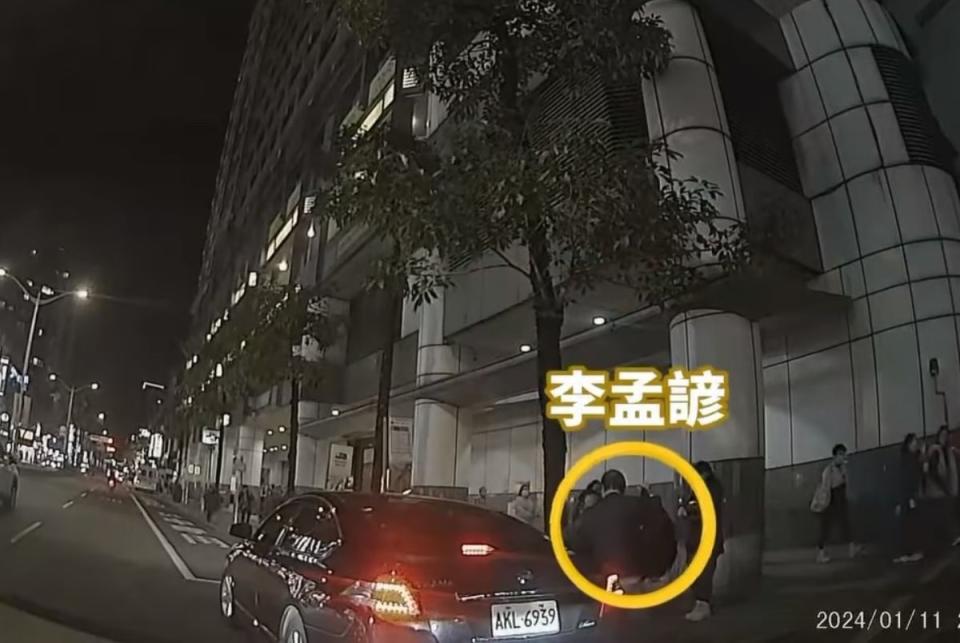 北市議員張斯綱爆料，準交通部長李孟諺曾出入前遠航董事長張綱維的都更辦公室。（圖：張斯綱臉書影片）