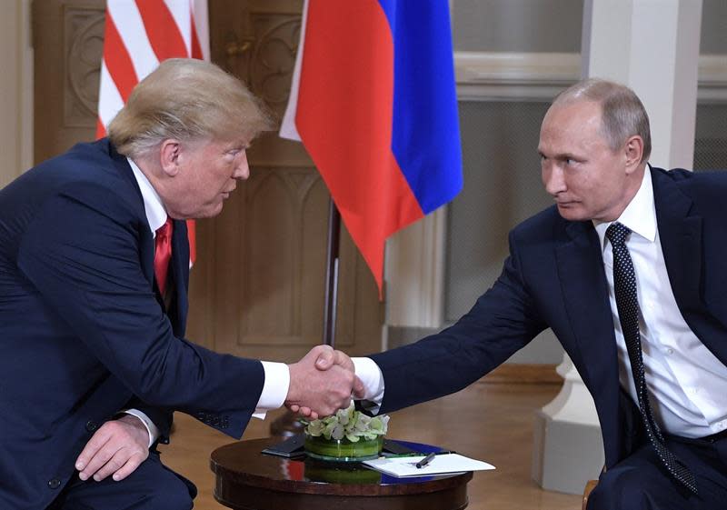 Los presidentes de EEUU, Donald Trump (izq.), y de Rusia, Vladímir Putin, se estrechan la mano durante su primera cumbre formal celebrada en el Palacio Presidencial de Helsinki, Finlandia. (EFE)