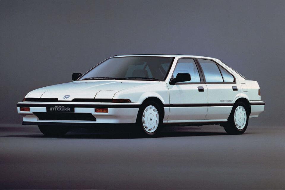 1985年稍晚Honda再為Quint Integra加入五門掀背車型，隔年秋季再增添四門房車版本，以滿足當時需求殷切的房車市場，惟歐洲多數市場僅銷售五門掀背版本的Integra。