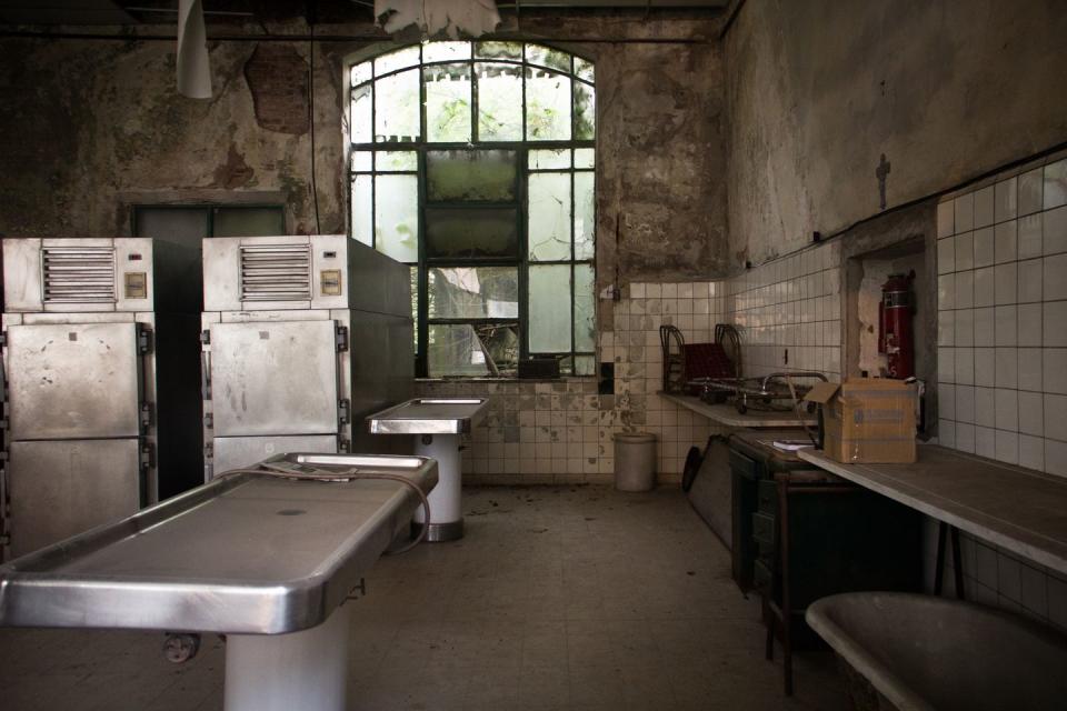 30 Photos of Abandoned Hospitals That'll Send Chills Down Your Spine