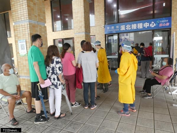 守護校園安全陸續擴大施打疫苗範圍。為了守護校園安全，保障開學後的師生健康，廿八日起連續兩天為尚未完成接種的學校教職員施打疫苗。（記者董秀雲攝）